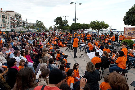 Pares i alumnes de l'Escola Municipal de Música reclamen la continuïtat del centre amb un concert al port