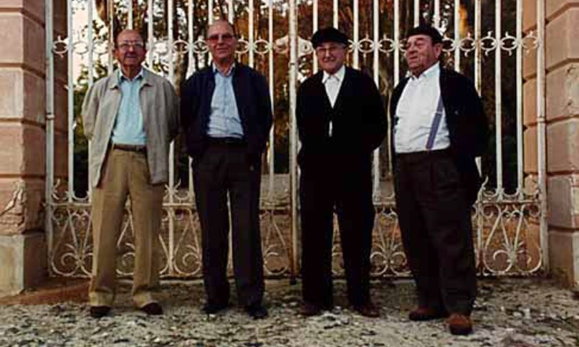 Joan Rovira, Anton Guri, Anton Cabré i Jaume Margalef davant les portes del Parc Samà lloc on van rebre la primera instrucció militar