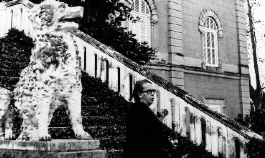 Montserrat Vidal-Barraquer i Flaquer a lescales del palau dels marquesos del Parc Samà