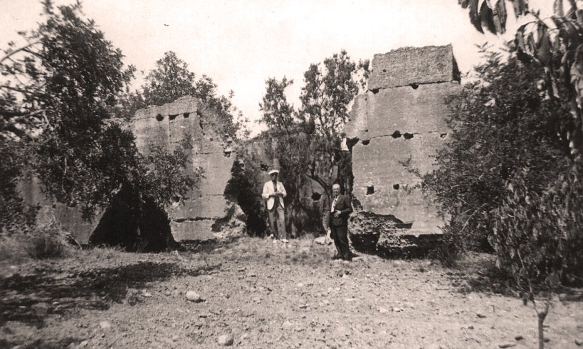 Les restes de la Carlania a la dècada dels 30 del segle xx visitades pels senyors Núñez i Florit, de Cambrils