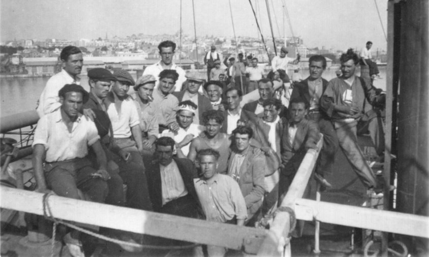 Grup de presoners al vaixell-presó ancorat al port de Tarragona. Els pescadors del Serrallo posaven les seves embarcacions a disposició dels familiars perquè poguessin visitar-los