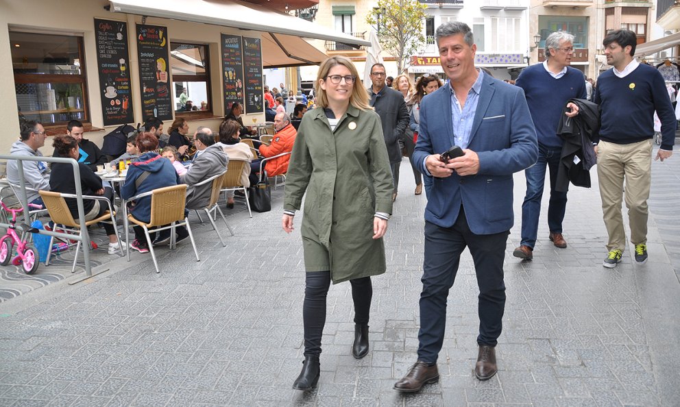  Elsa Artadi, candidata a l'Ajuntament de Barcelona, de campanya per Cambrils amb el candidat local, Lluís Abella